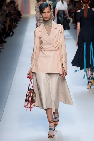 Look 28